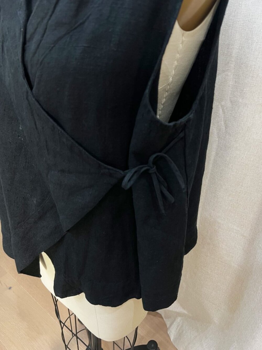 Bryn Walker Heavy Linen Koryo Wrap Vest Top Size L Black Lagenlook - Picture 4 of 10